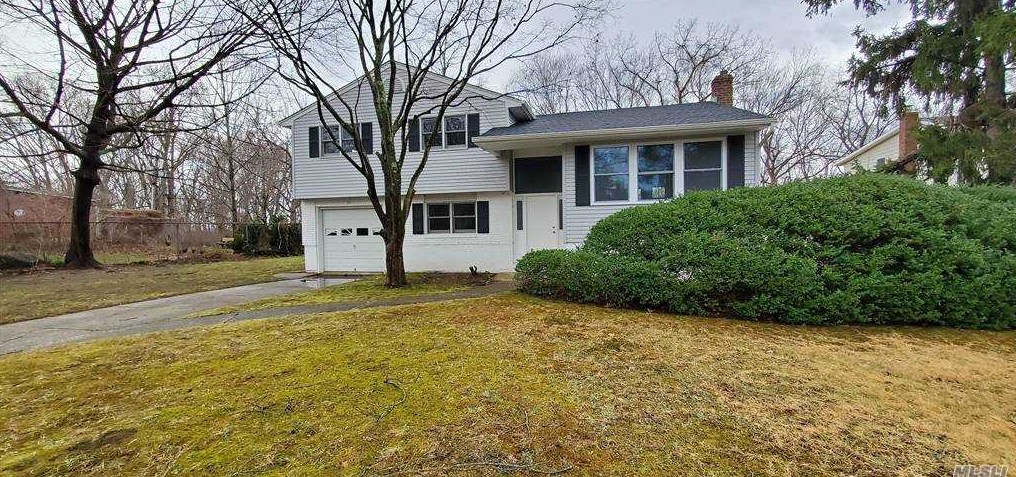 35 Barry Dr, Glen Cove, NY 11542-1711