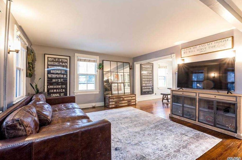 1121 Old Northern Blvd, East Hills, NY 11576-1607