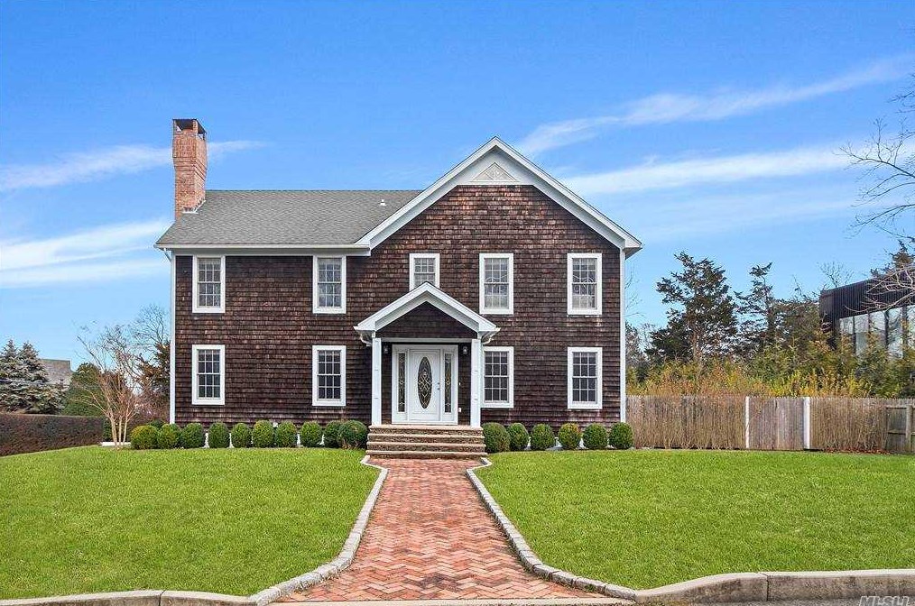 9 Dartmouth Rd, Pine Neck, NY 11963