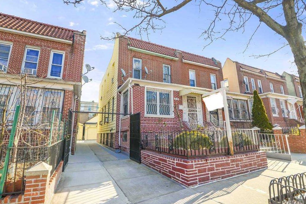31-25 84th St, Flushing, NY 11370-1604
