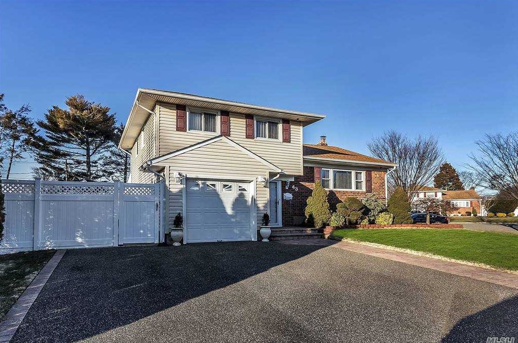 43 Summit St, Hicksville, NY 11801-3354