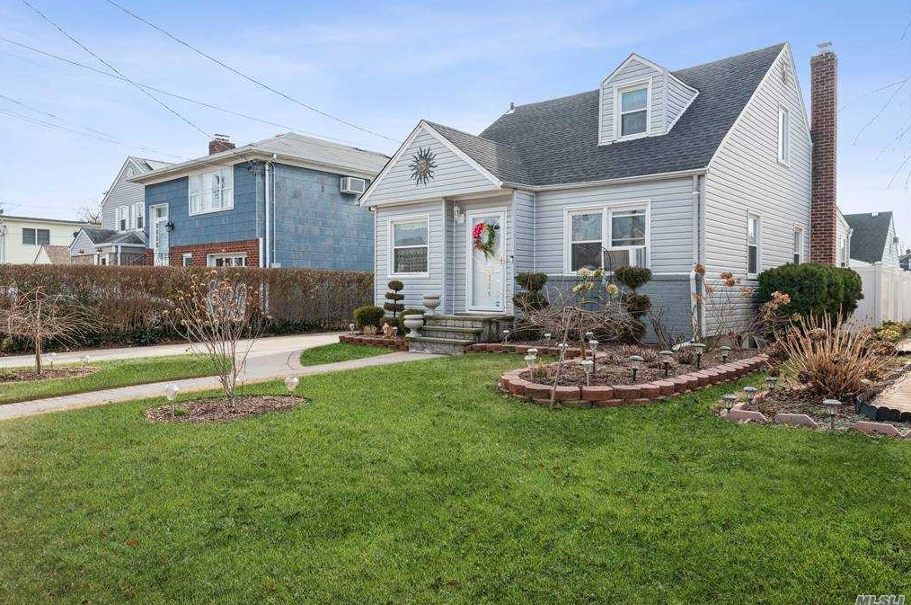 229 Grand Ave, Hempstead, NY 11552-1507