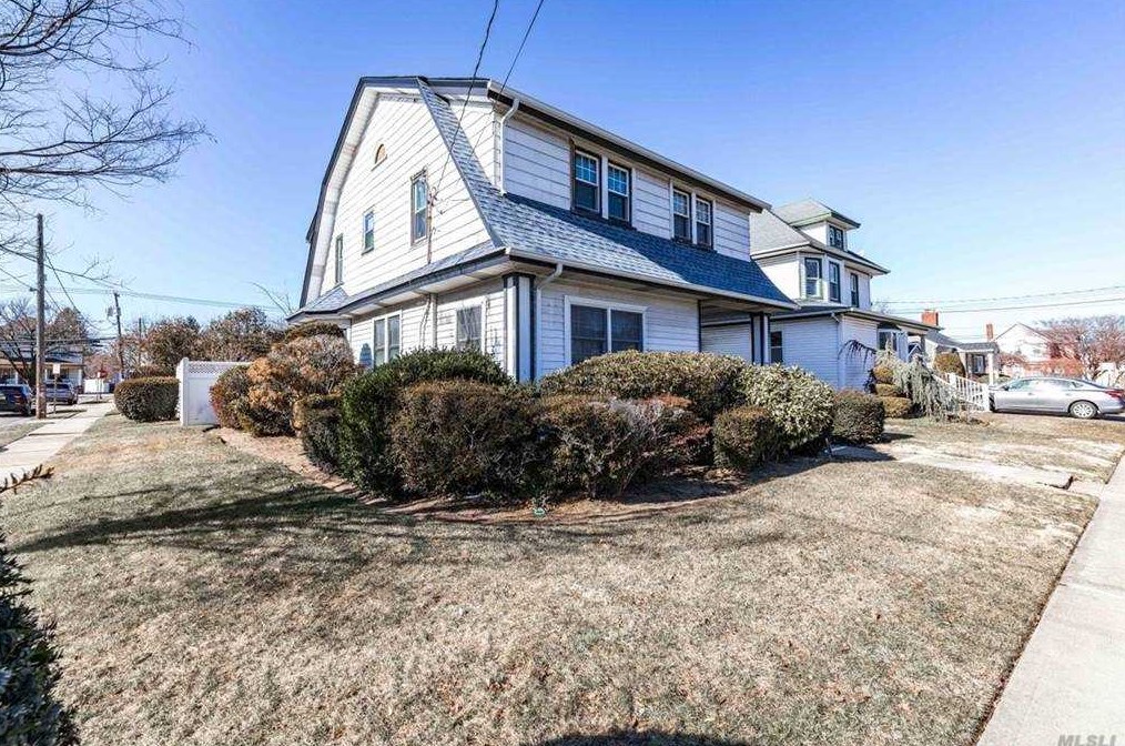 33 Grace Ave, Lynbrook, NY 11563-1734