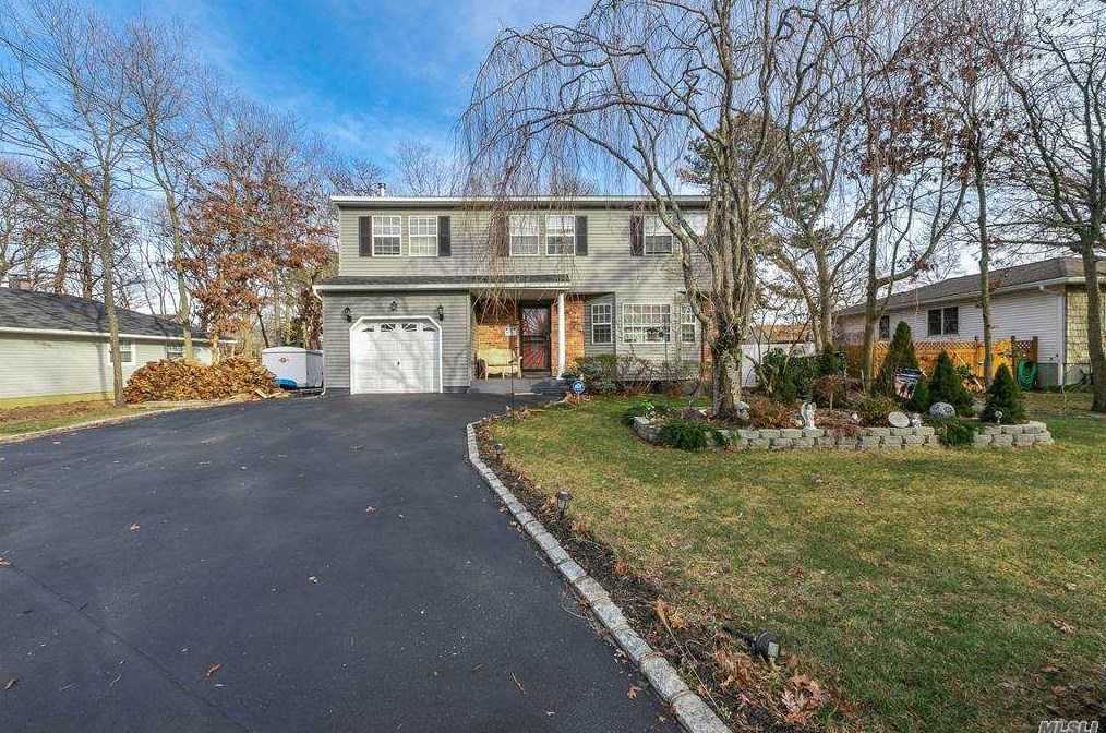 277 N Titmus Dr, Manor Park, NY 11950