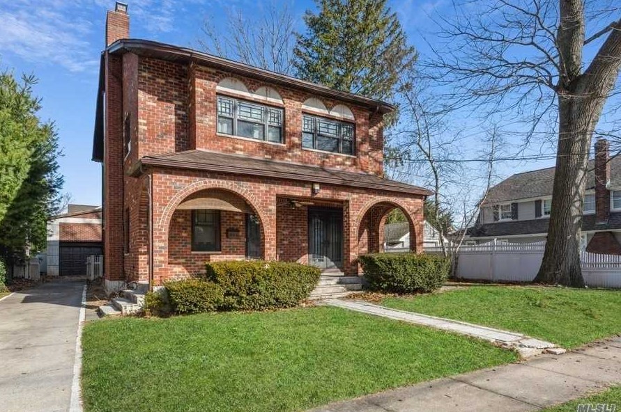 11 Wachusetts St, Rockville Centre, NY 11570-1935