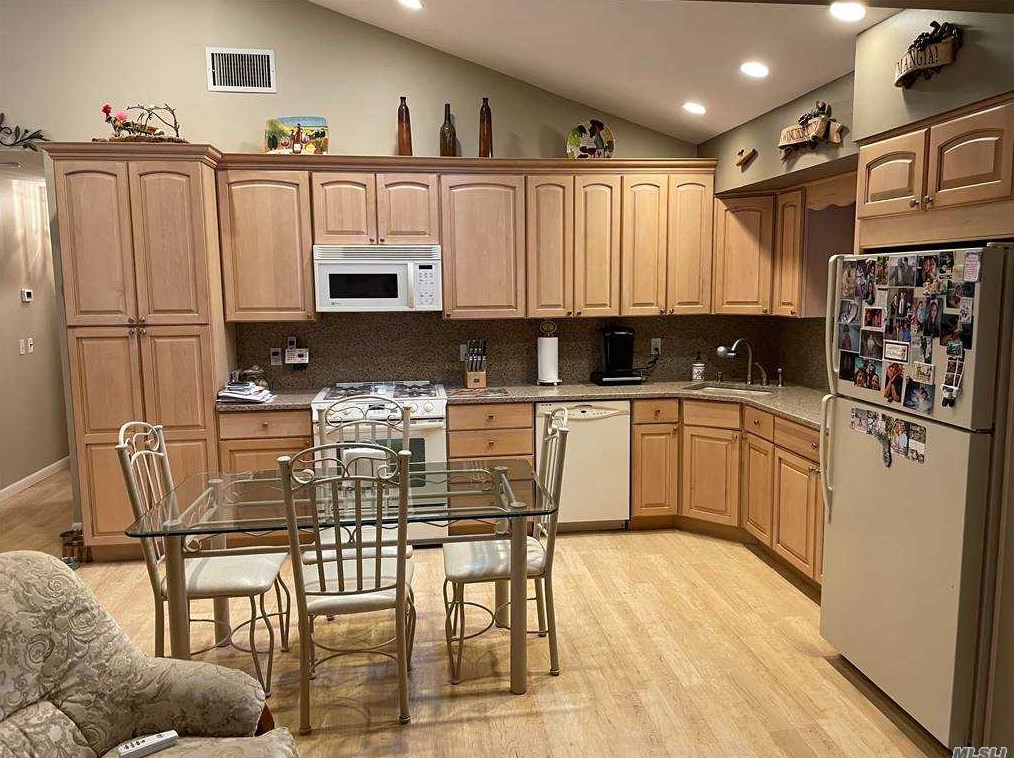 6 Jamie St, Panamoka, NY 11961-3119