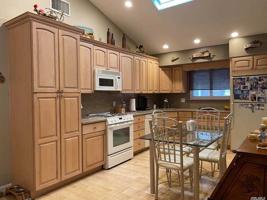 6 Jamie St, Panamoka NY  11961-3119 exterior