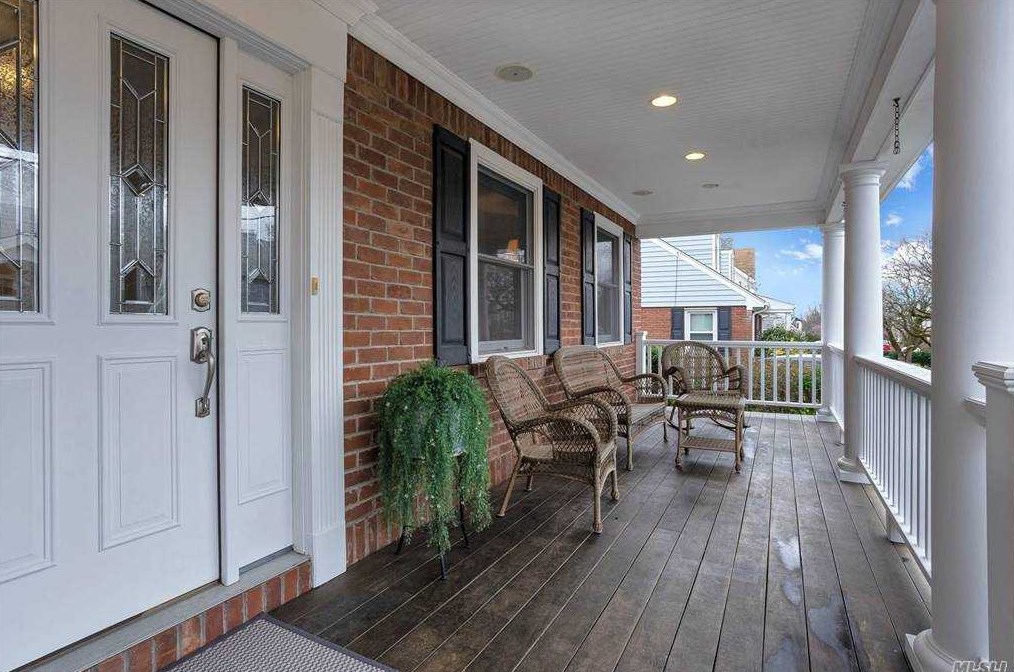14 Henderson Ave, Port Washington, NY 11050-2441