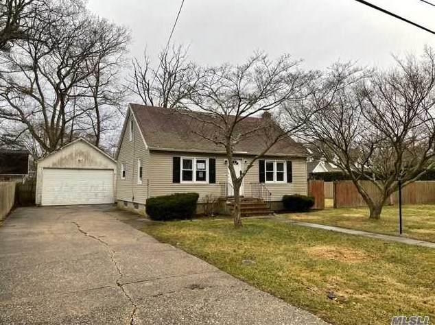 96 Monroe Dr, Old Mastic, NY 11951-5505