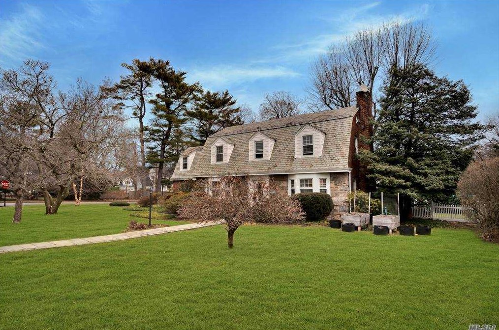 2 Canterbury Ln, East Hills, NY 11577-1402