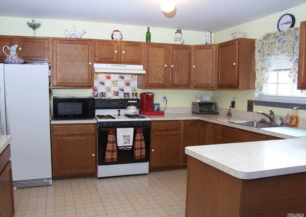 2 Sommerset Dr, Yaphank, NY 11980