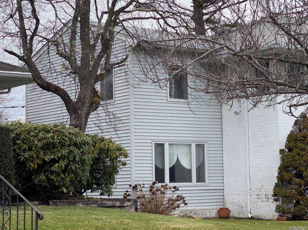 77 Bounty Ln, Muttontown, NY 11753