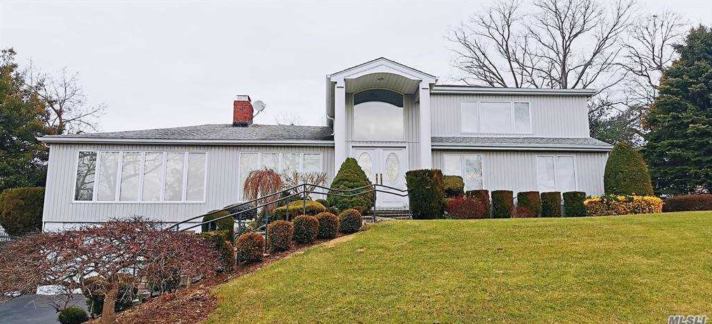 37 Knollwood Rd, East Hills, NY 11576-1325