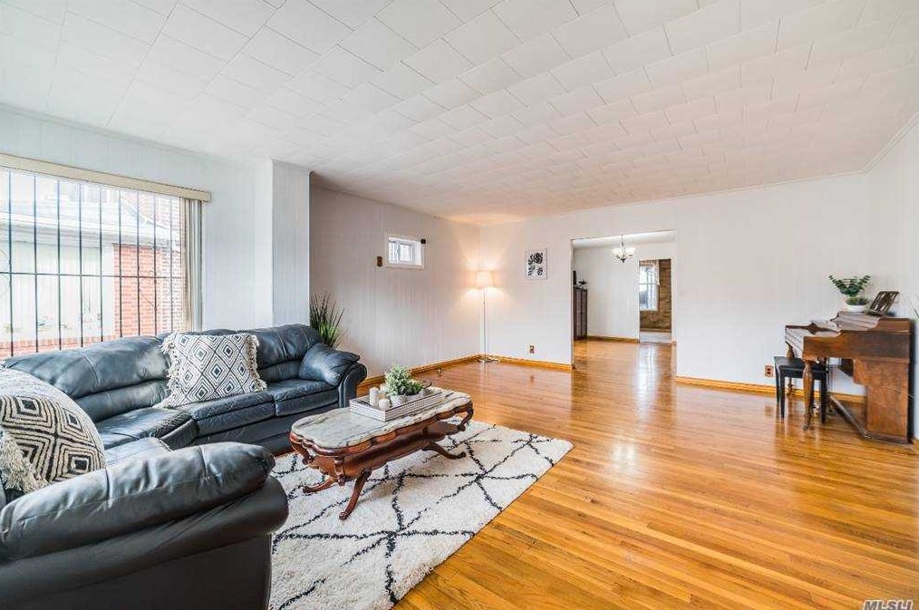 31-39 86th St, Flushing, NY 11372-1028