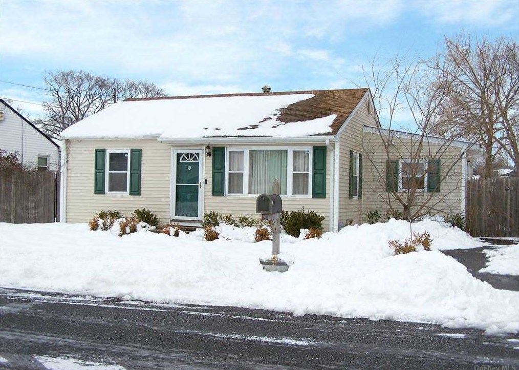 19 Prassan St, Canaan Lake, NY 11772-1648