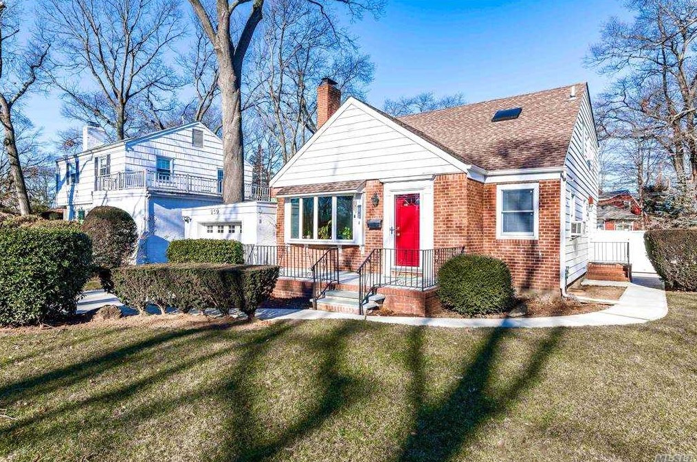 259 Taylor Rd, Hempstead, NY 11552-3631