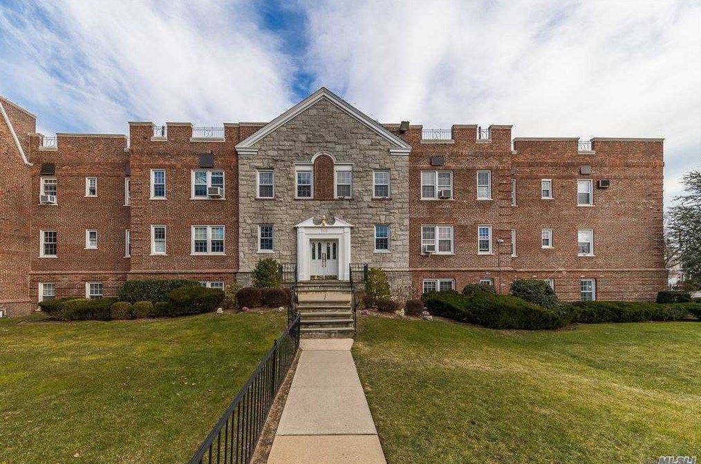 102 Village Ave, Rockville Centre, NY 11570-5836