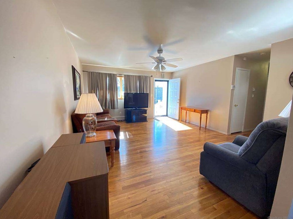 115 Le Grand St, Pine Air, NY 11717-1213