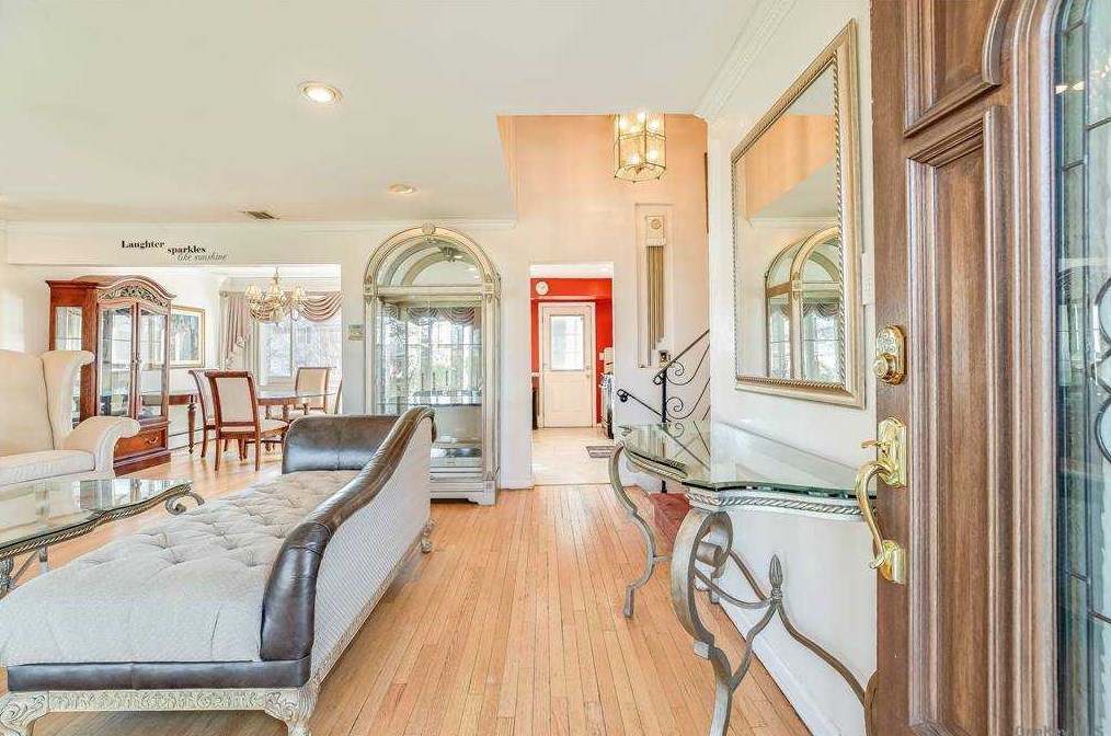864 Orlando Ave, Hempstead, NY 11552-3908