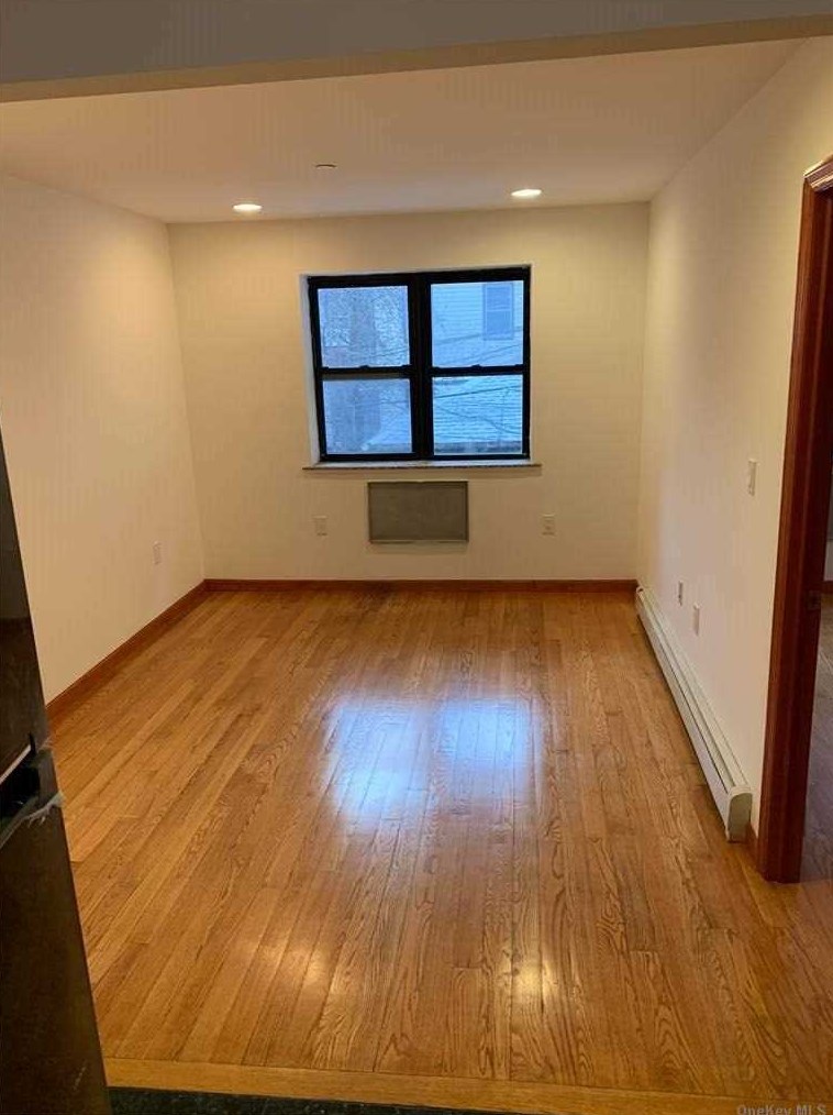 40-40 68th St, Flushing, NY 11377-1225