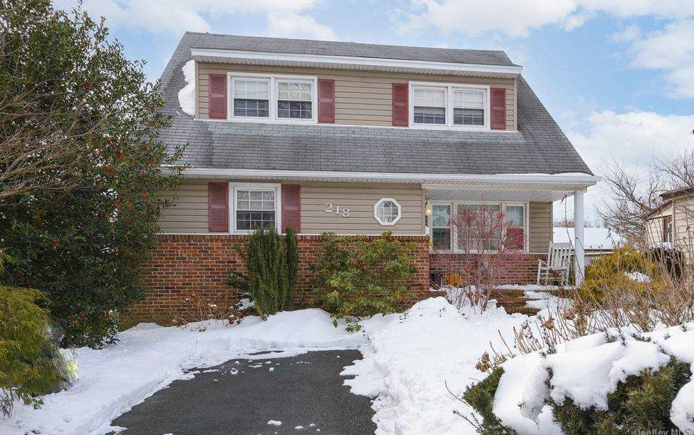 218 Carle Rd, Carle Place, NY 11514-1728