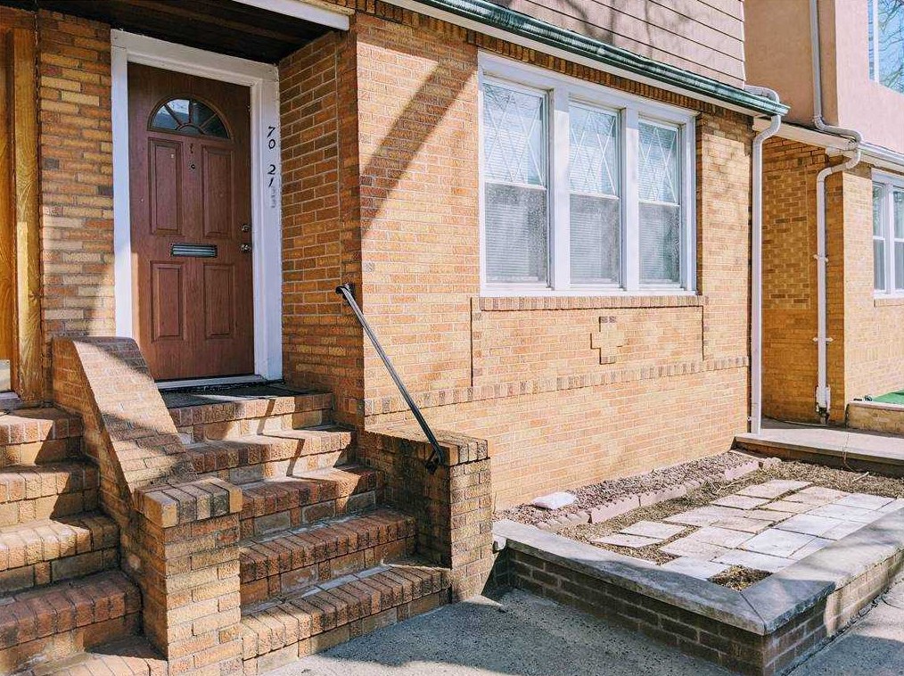 70-21 66th Pl, Flushing, NY 11385-6542