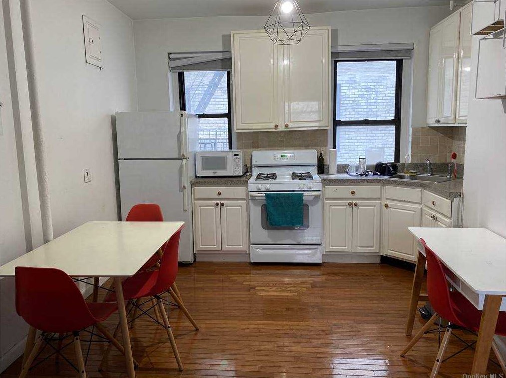 21-27 33 St #3g, Long Island City, NY 11105