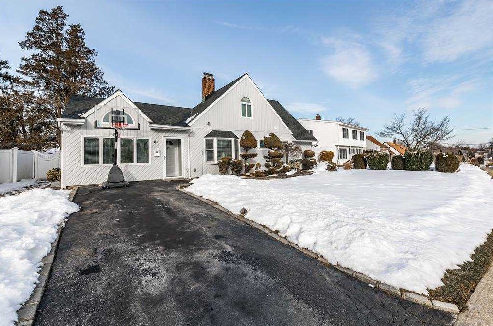 51 Chestnut Ln, Plainedge, NY 11756-4016