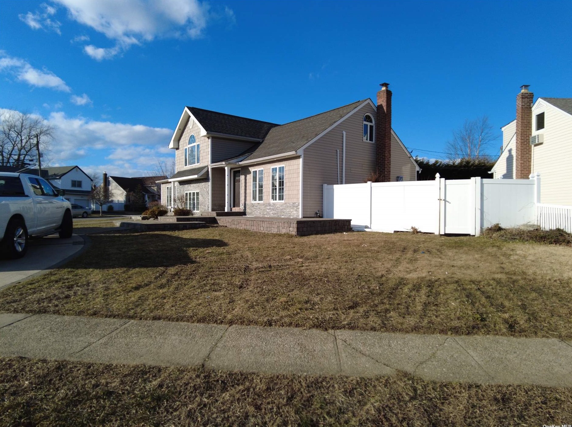 59 Pine St, East Massapequa, NY 11758-4741