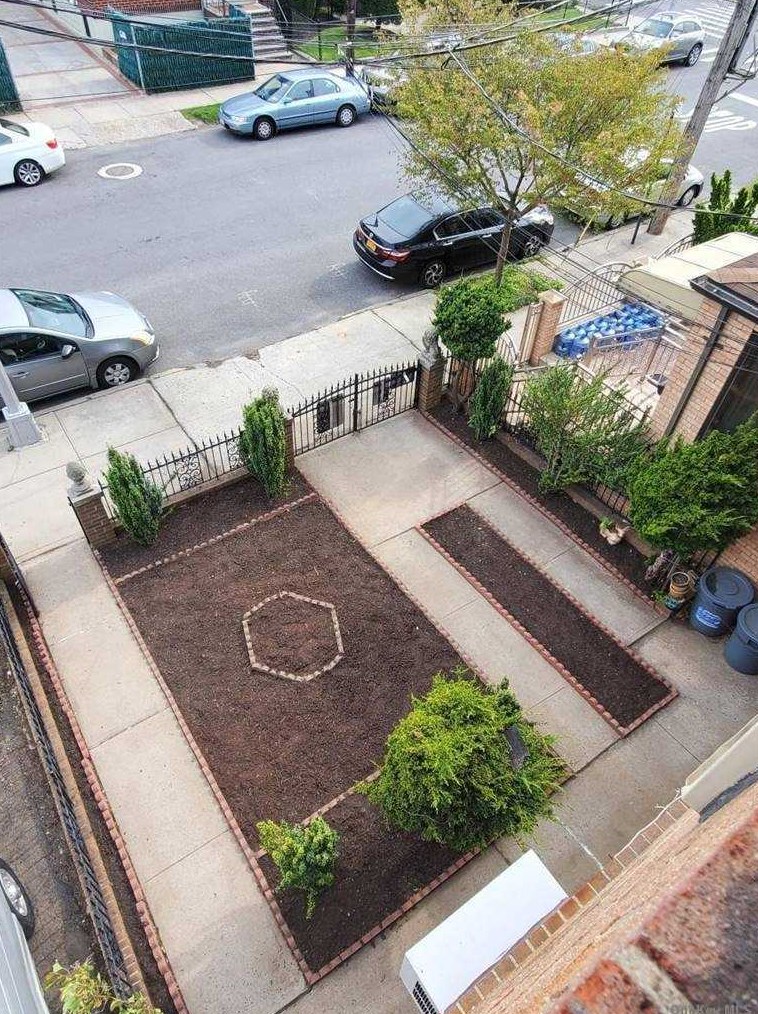 80-09 24th Ave, Flushing, NY 11370-1518