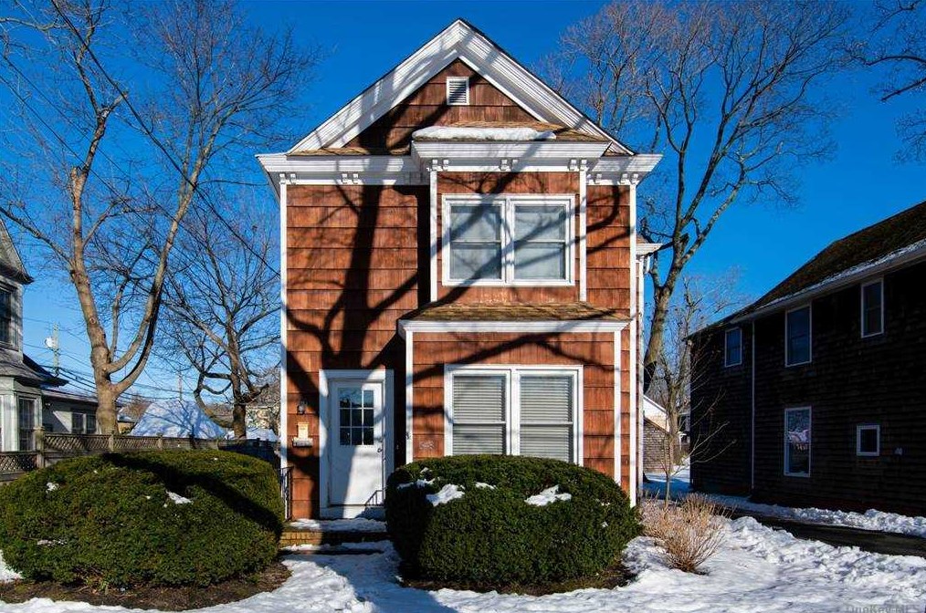 648 Roanoke Ave, Northampton, NY 11901-2728