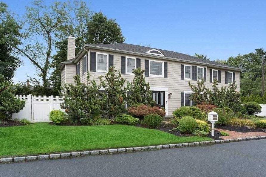 148 Rockaway Rd, Hewlett, NY 11557-1711