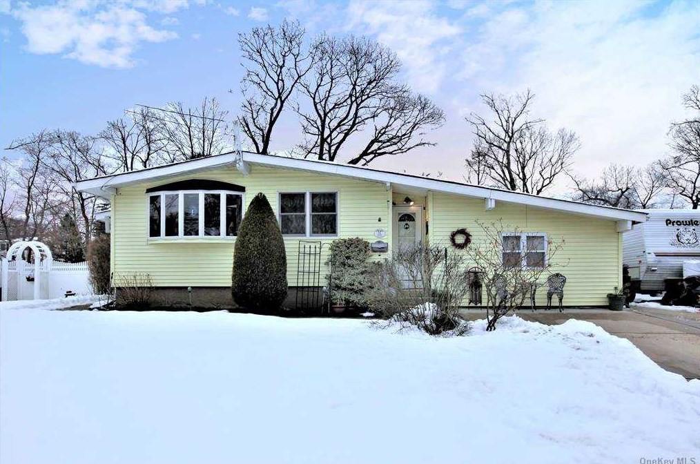 91 Samuel St, Hauppauge, NY 11779-4351