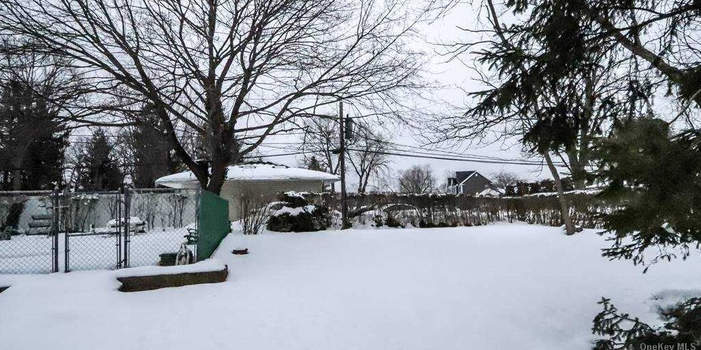 17 Eustace Dr, Commack NY 11725-5318 exterior