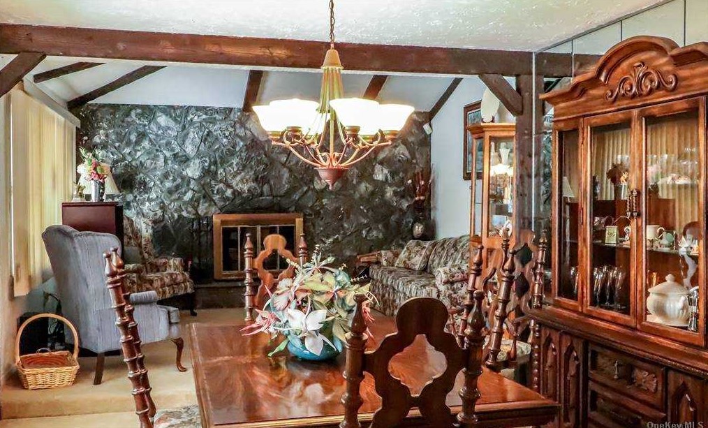 17 Eustace Dr, Commack NY 11725-5318 exterior