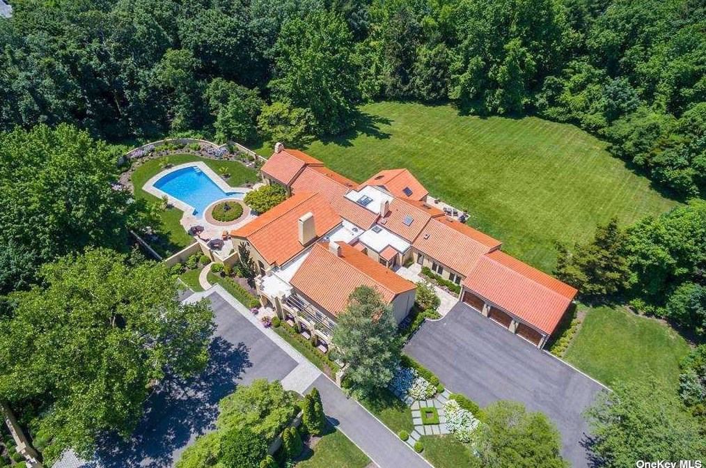 8 Wawapek Rd, Cold Spring Harbor, NY 11724-1204