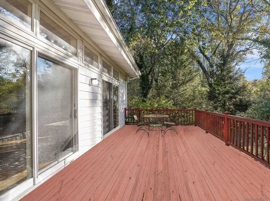 5 Evans Ln, Strongs Neck, NY 11733