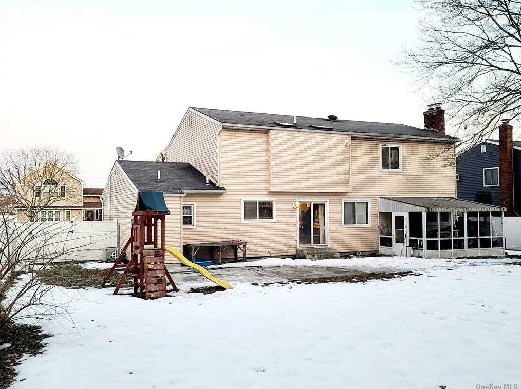 10 Austin St, North Bellport, NY 11713-1002