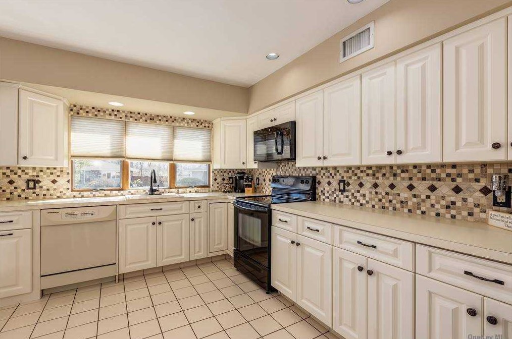 5 Floral Ln, Head Of The Harbor, NY 11780-2109