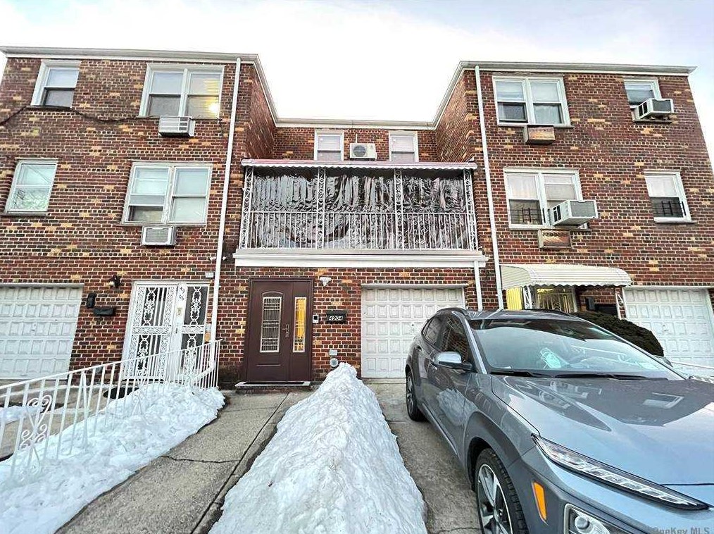 49-04 66th St, Flushing, NY 11377-5056