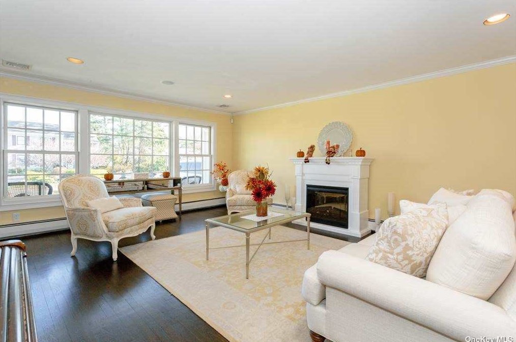 230 Whitehall Blvd, Garden City, NY 11530-1310