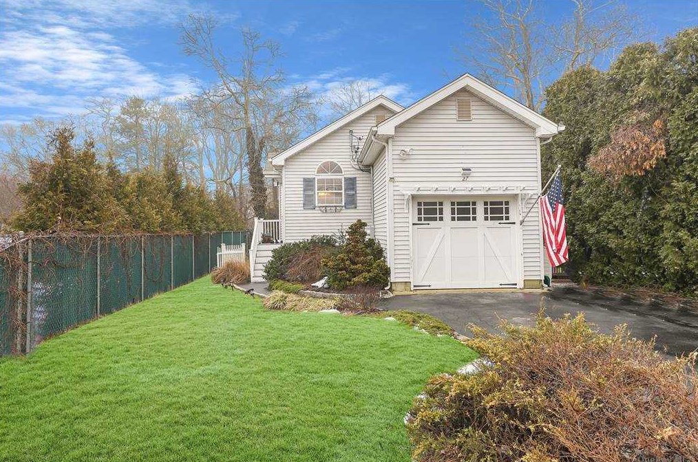 27 Stephani Ave, Canaan Lake, NY 11772-5523