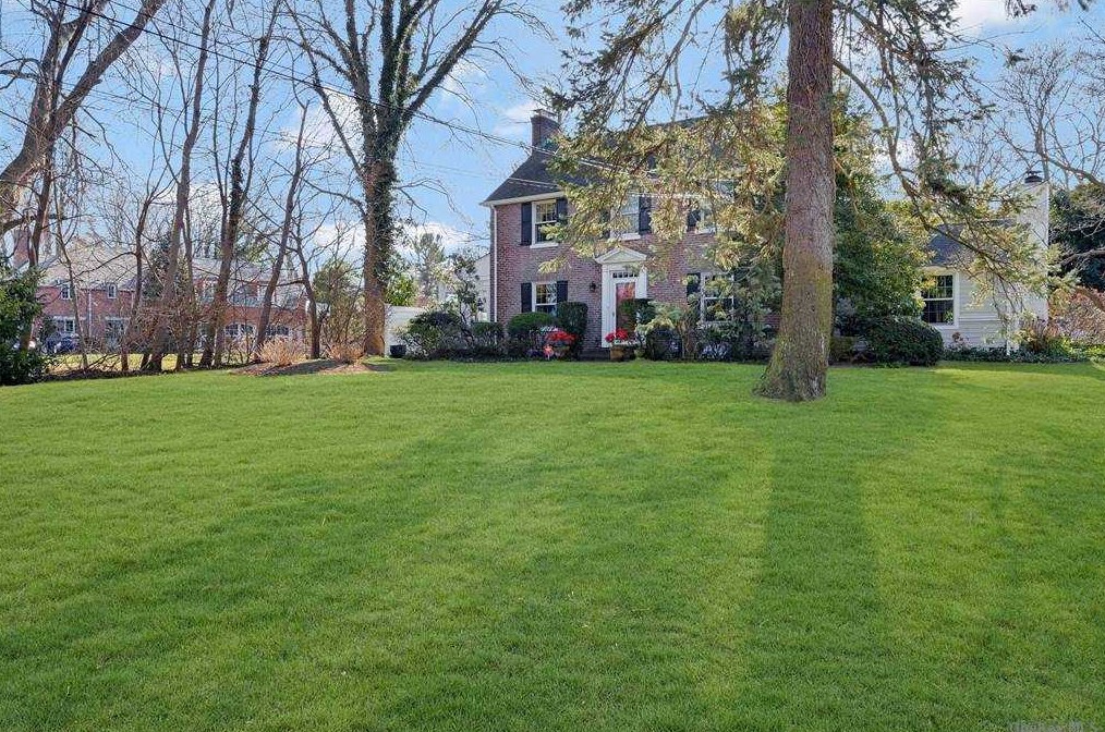 281 Bay Ave, Hunt, NY 11743-1136