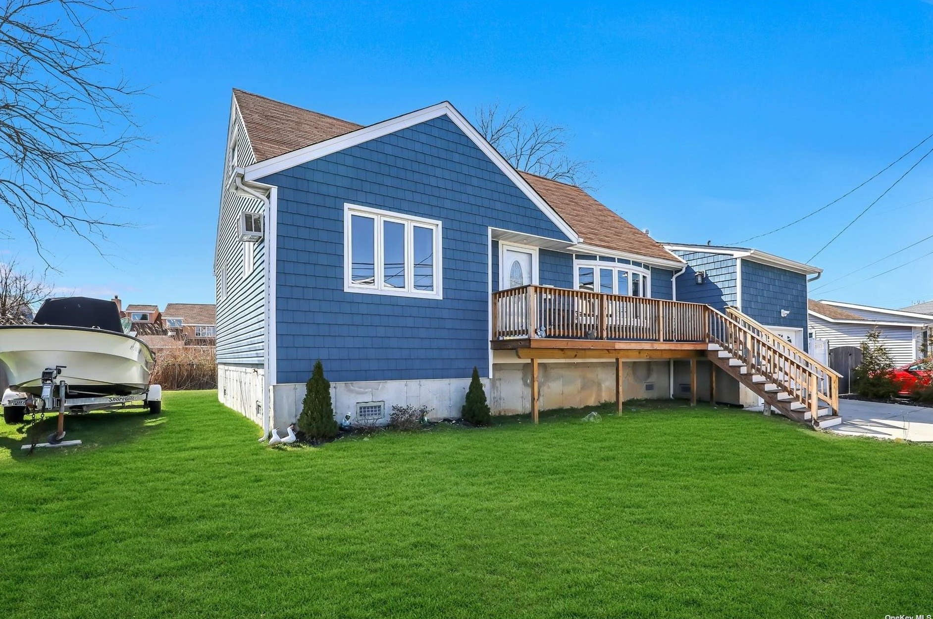 815 Surf St, North Lindenhurst, NY 11757