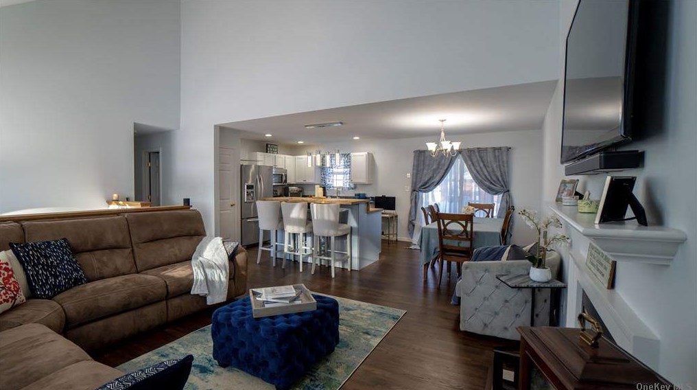 143 Daisy Dr, Old Mastic, NY 11951-3713