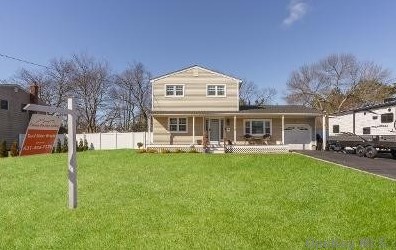 26 Country Greens Dr, North Bellport, NY 11713-2321