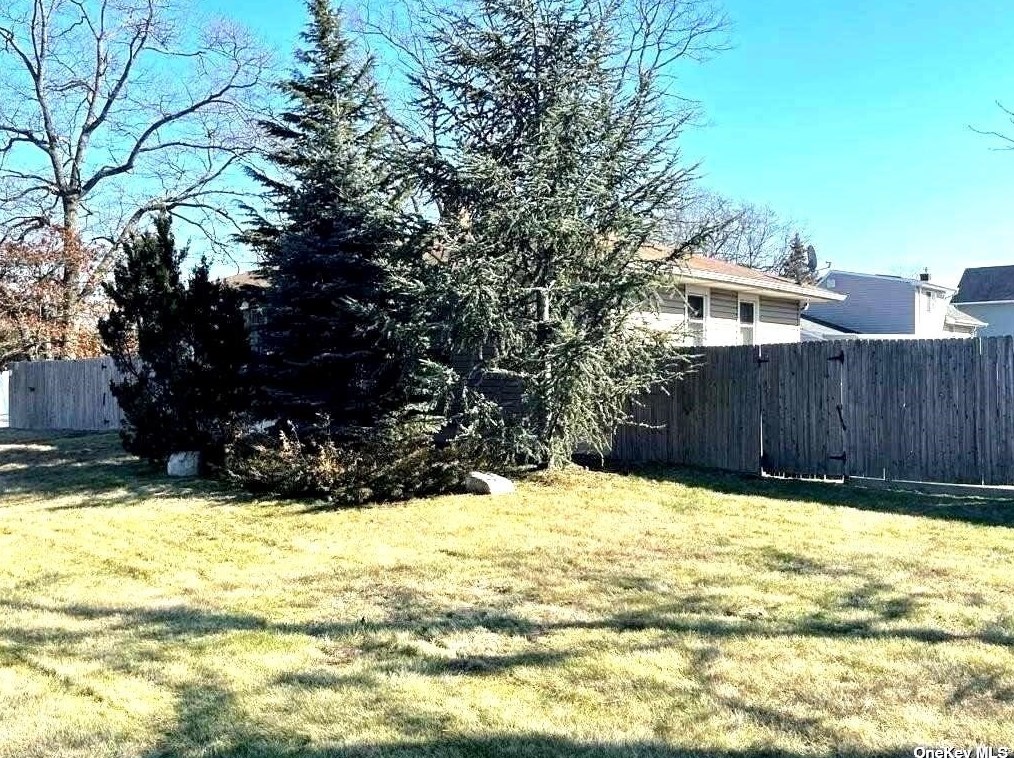 16 Lincoln St, East Islip, NY 11730-1106