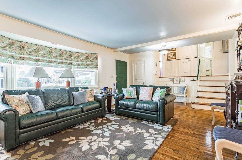 3208 Perry Ave, Rockville Centre, NY 11572-4219