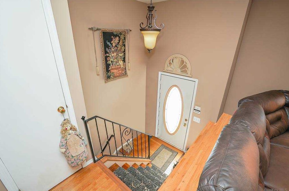 51 Creighton Ave, Hauppauge, NY 11779-4444