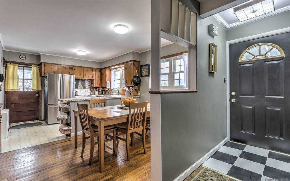 1442 Joyce Ln, Seaford, NY 11783